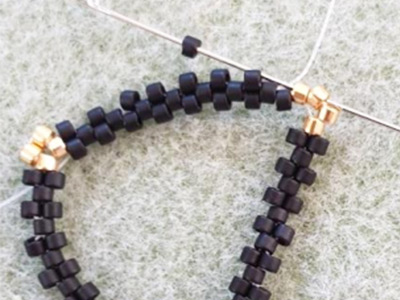 Pendentif triangle 3D scintillant en perles Miyuki 11/0 et toupies PureCrystal : Etape 3