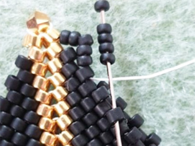 Pendentif triangle 3D scintillant en perles Miyuki 11/0 et toupies PureCrystal : Etape 6