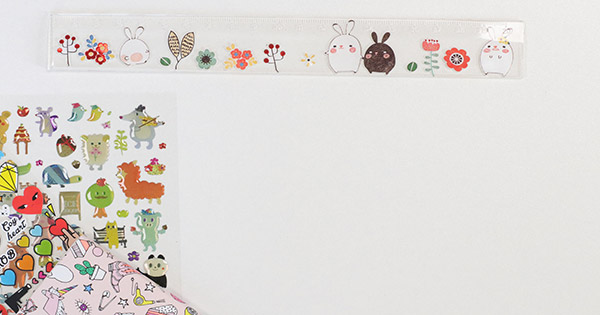 Tuto DIY règle graduée en résine epoxy et stickers kawai Tuto DIY règle graduée en résine epoxy et stickers kawai