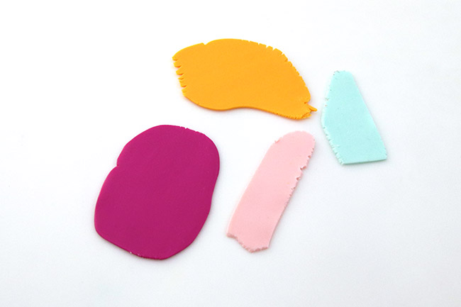 Boucles d'oreilles fleurs et gouttes mix de techniques résine et polymère : Etape 1 Boucles d'oreilles fleurs et gouttes mix de techniques résine et polymère : Etape 1