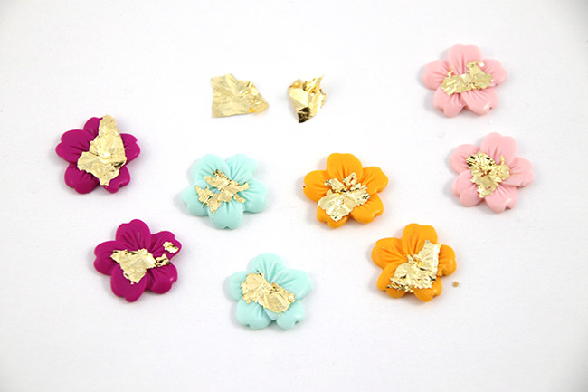 Boucles d'oreilles fleurs et gouttes mix de techniques résine et polymère : Etape 5 Boucles d'oreilles fleurs et gouttes mix de techniques résine et polymère : Etape 5