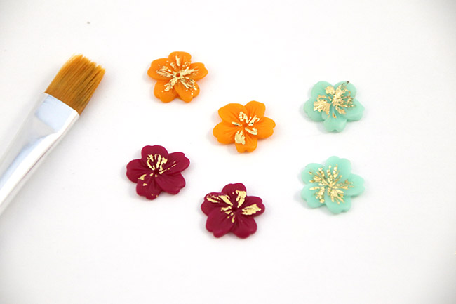 Boucles d'oreilles fleurs et gouttes mix de techniques résine et polymère : Etape 6 Boucles d'oreilles fleurs et gouttes mix de techniques résine et polymère : Etape 6