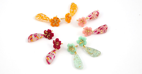 Boucles d'oreilles fleurs et gouttes mix de techniques résine et polymère