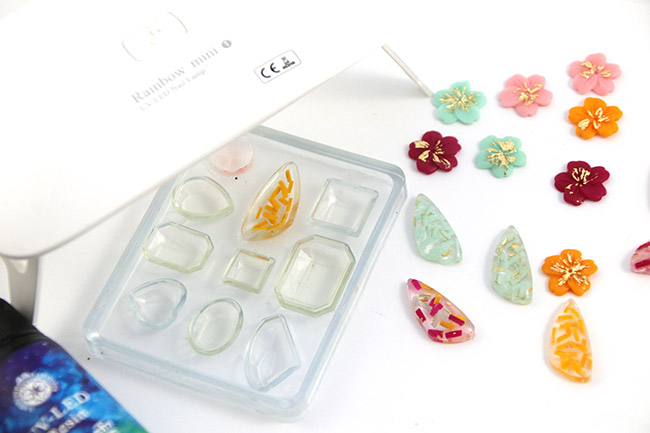 Boucles d'oreilles fleurs et gouttes mix de techniques résine et polymère : Etape 7 Boucles d'oreilles fleurs et gouttes mix de techniques résine et polymère : Etape 7