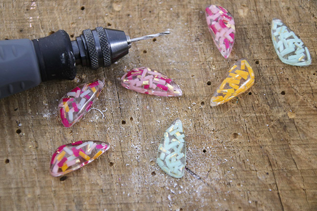 Boucles d'oreilles fleurs et gouttes mix de techniques résine et polymère : Etape 8 Boucles d'oreilles fleurs et gouttes mix de techniques résine et polymère : Etape 8