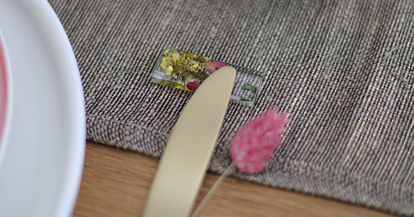 DIY Porte-couteau en résine avec inclusion de fleurs