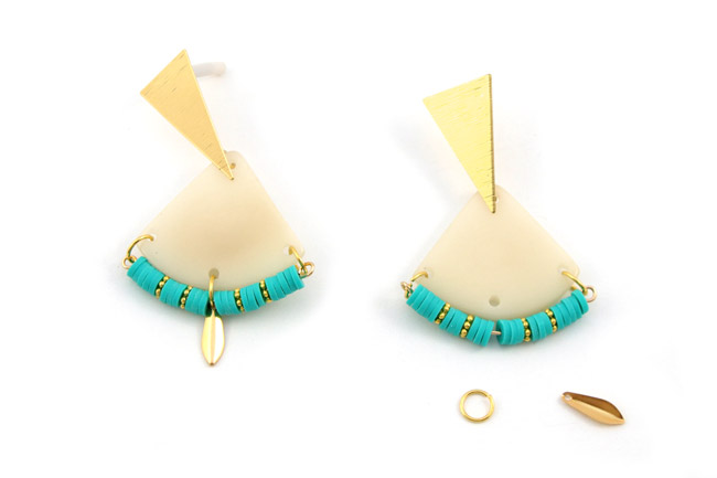Boucles d'oreilles intercalaire tagua et perles heishi turquoise : Etape 6