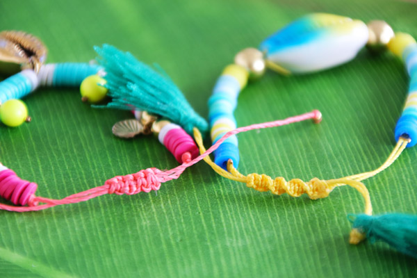 Bracelets Heishi colorés et breloques estivales : Etape 2