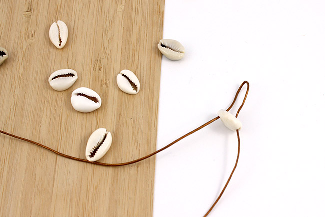 Chevillère multi-rangs perles gemmes et cauris : Etape 1