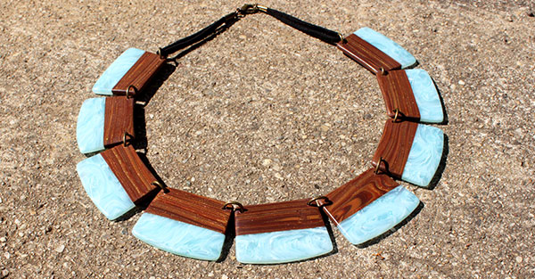 Collier en pâte polymère imitation bois et pierre