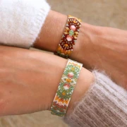 Breloque médaille ronde motif fleur ou rosace 8 mm Doré à l'or fin x1