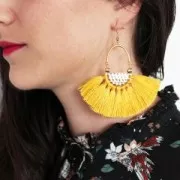 Pendentif éventail avec pompons en polyester 80x55 mm Jaune/doré x1