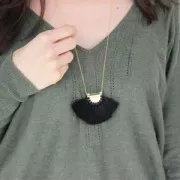 Pendentif éventail avec pompons en polyester 80 x 55 mm Noir / doré x1