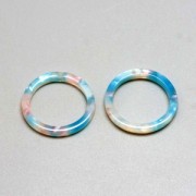 Pendentif anneau en acétate de cellulose 34.5 mm Ecaille de tortue Rose/Bleu x1
