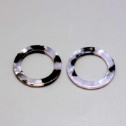 Pendentif anneau en acétate de cellulose 14.5 mm Ecaille de tortue Blanc/Noir x1