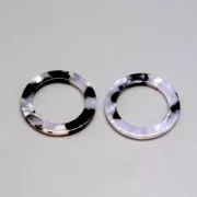 Pendentif anneau en acétate de cellulose 14.5 mm Ecaille de tortue Blanc/Noir x1