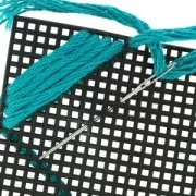 Feuille Toile Canevas Plastique à Broder et découper 26.7x34.3 cm n°7 Vert