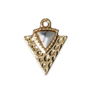 Breloque triangle avec pierre synthétique imitation Howlite 15x11.5 mm doré