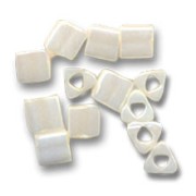 Triangles Toho 11/0 TG122 - Opaque Luster Navajo White x10g|raw }}