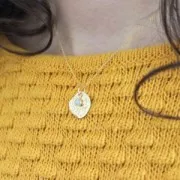 Mini breloque ronde avec pierre imitation Lapis Lazuli 7 mm doré