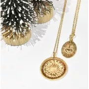 Breloque ovale décorée d'un coeur et d'une croix 20.5x12 mm Plaqué Or 3 microns x1