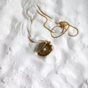 Pendentif porte-photo cassolette forme coquillage en laiton 22x24 mm doré x1