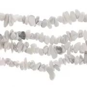 Perles chips 8 - 11 mm - Imitation Howlite x80cm