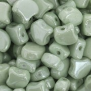 Perles en verre Ginko Duo 2 trous 7.5x7.5 mm Opaque Light Green Ceramic Look x10g