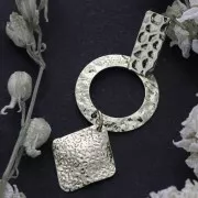 Clous d'oreilles rectangle martelé 7x16 mm avec anneau - Doré x2