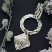 Sequin losange martelé pour la création de bijoux fantaisie 17x19 mm Rhodié x1