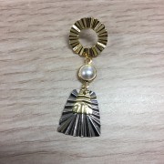 Breloque trapèze travaillé en laiton 10.5x9 mm - Rhodié x1