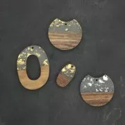 Pendentif disque découpé 34x36.5 mm résine imitation bois avec fragments argentés