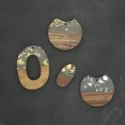 Pendentif ovale 27x15 mm en résine imitation bois avec fragments dorés x1