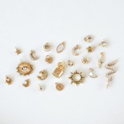 Breloque ovale en laiton avec nacre 12x5.5 mm - Doré x1