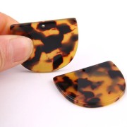 Pendentif demi-lune en acétate 29x34 mm - Ecaille de tortue Marron - Noir x1