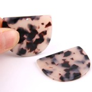 Pendentif demi-lune en acétate 29x34 mm - Ecaille de tortue Beige - Noir x1