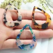 Pendentif goutte évidé en acétate 46x33 mm Ecaille de tortue Bleu foncé - Vert x1