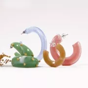 Créoles larges - effet marbré - en acrylique  35 mm - Sable - Blanc x2