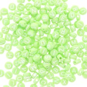 Assortiment de 200 perles plates lettres alphabet 7 mm - Vert clair - Blanc