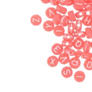 Assortiment de 200 perles plates - lettres alphabet 7 mm - Corail - Blanc