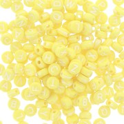 Assortiment de 200 perles plates - lettres alphabet 7 mm - Jaune - Blanc