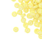 Assortiment de 200 perles plates - lettres alphabet 7 mm - Jaune - Blanc