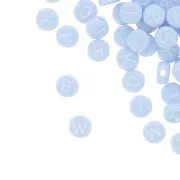 Assortiment de 200 perles plates lettres alphabet 7 mm Bleu pastel - Blanc