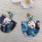 Clous d'oreilles rond en résine époxy  11.5x9 mm Doré à l'or fin - Bleu x2