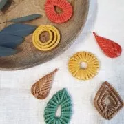 Pendentif goutte en bois tressé 45x35 mm - Jaune effet nacré x1