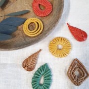 Pendentif goutte en bois tressé 47x23 mm - Jaune effet nacré x1