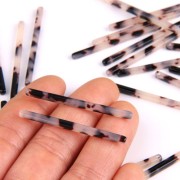 Pendentif barre 40x2.5 mm - Ecaille de tortue - Beige - Noir x1