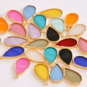 Breloque goutte résine époxy effet vitrail 22.5x12 mm Doré à l'or fin - Fuchsia x1