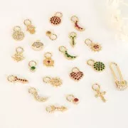 Breloque lune avec oxydes de Zirconium 11x5 mm - Fuchsia - Plaqué Or 3 microns x1