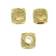 Perle cube - motif fleur 5 mm - Doré à l'or fin x1|raw }}